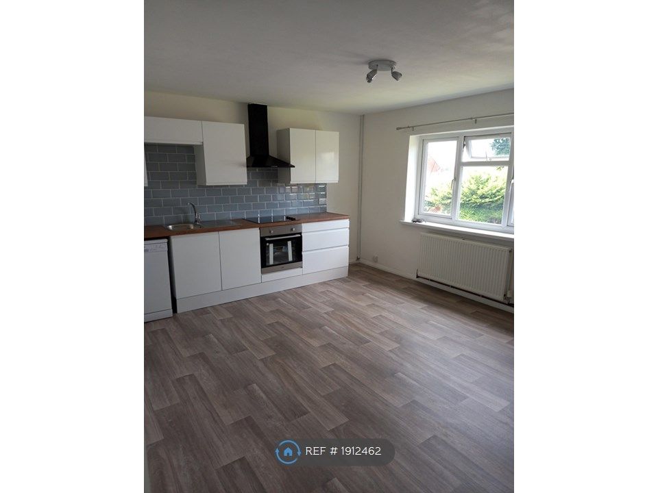 2 bed flat to rent in Fleetwood Way, Watford WD19, £1,350 pcm Zoopla