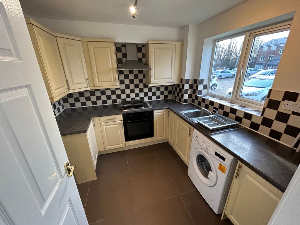 2 bed flat to rent in Poplar Grove, Friern N11 Zoopla