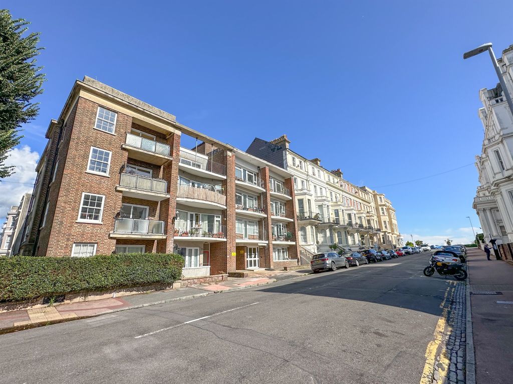 1 bed flat for sale in Jevington Gardens, Eastbourne BN21, £155,000