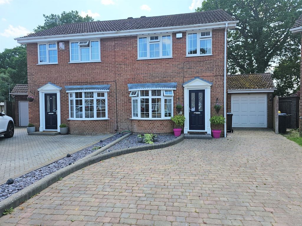 3 bed semidetached house for sale in Blackbird Close, Creekmoor, Poole