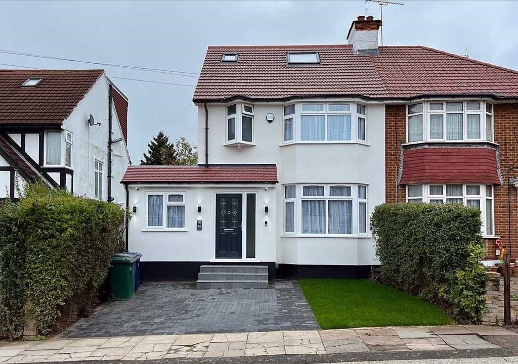 5 bed property for sale in Ellesmere Avenue, London NW7, £849,950 Zoopla