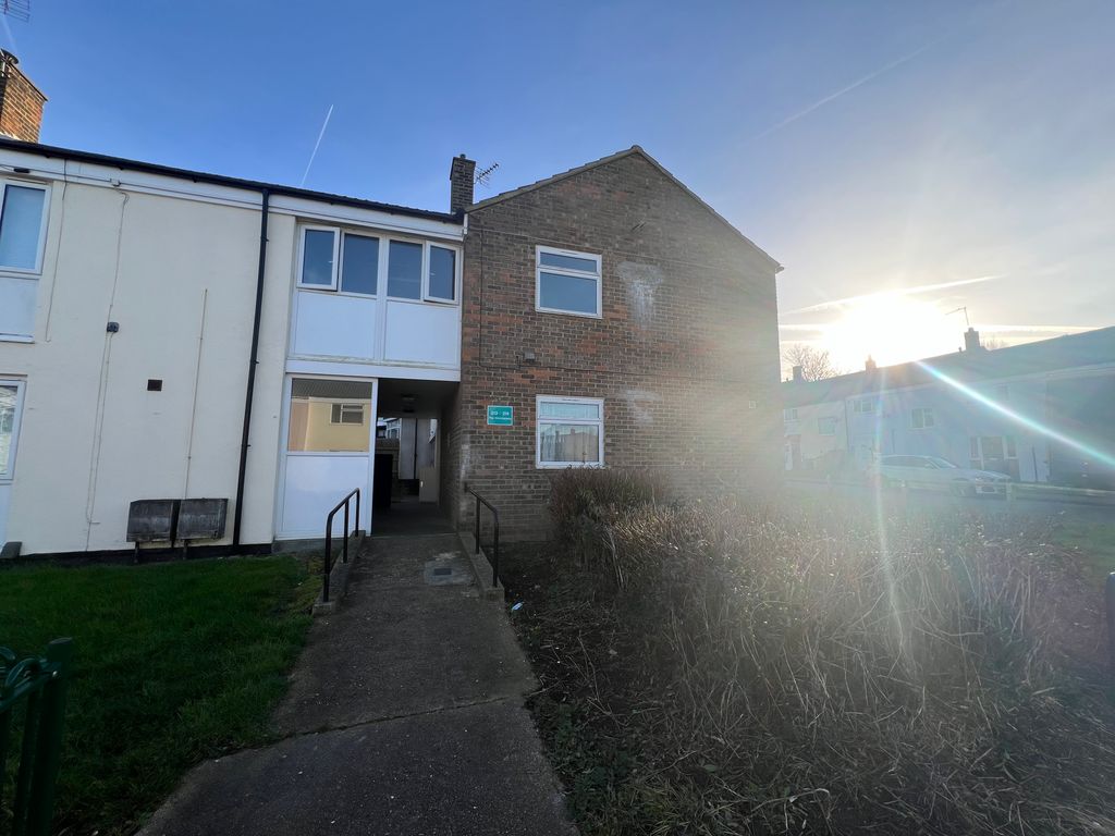 2 bed flat to rent in The Hornbeams, Harlow CM20, £1,350 pcm Zoopla