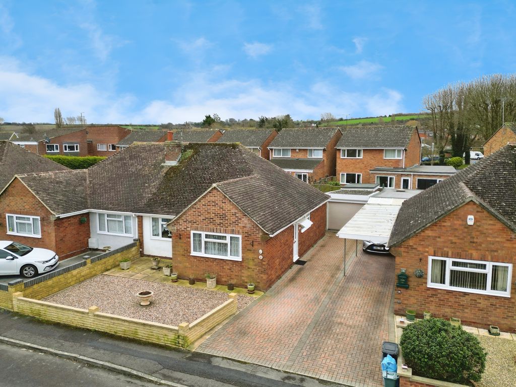 3 bed semidetached bungalow for sale in Plummer Close Wroughton