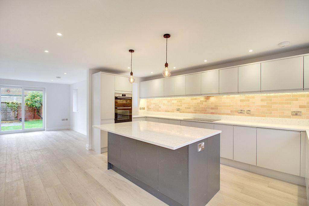 3 bed detached house to rent in The Avenue, Park Estate, Haxby, York