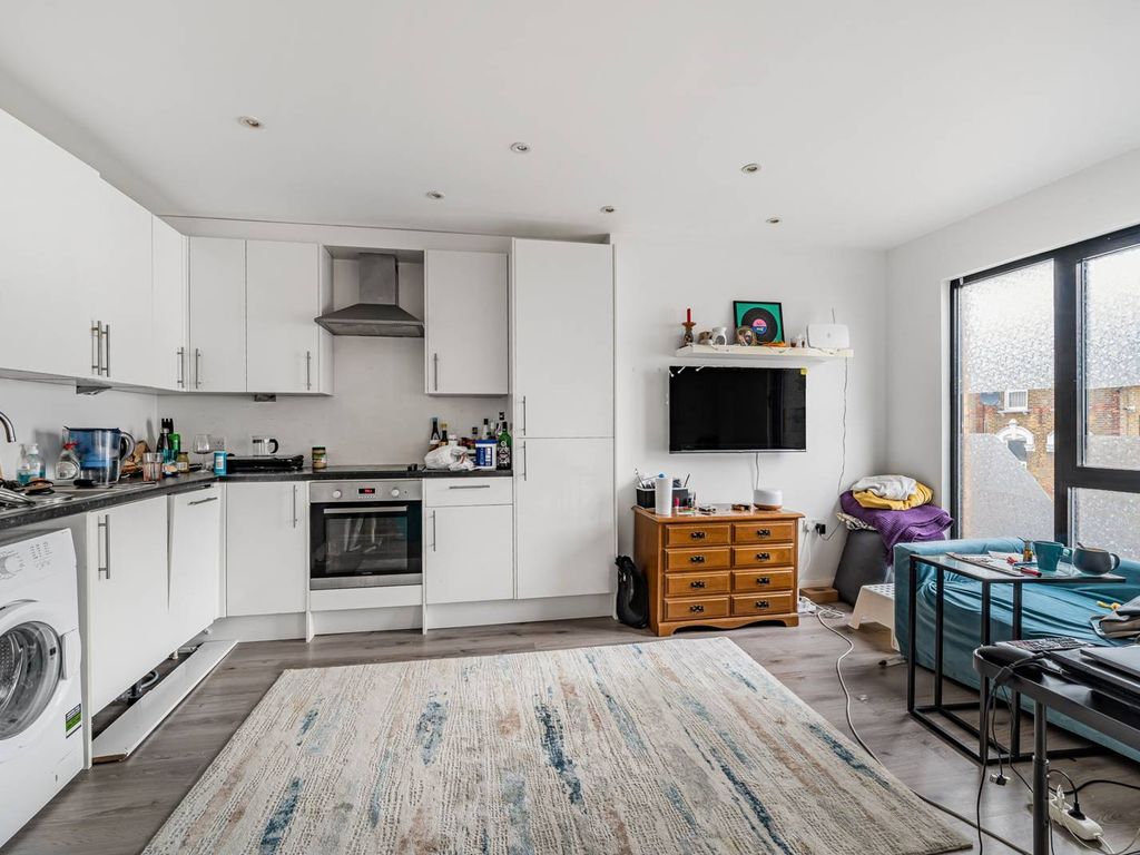 1 bed flat for sale in Cranbrook Mews, Walthamstow, London E17, £