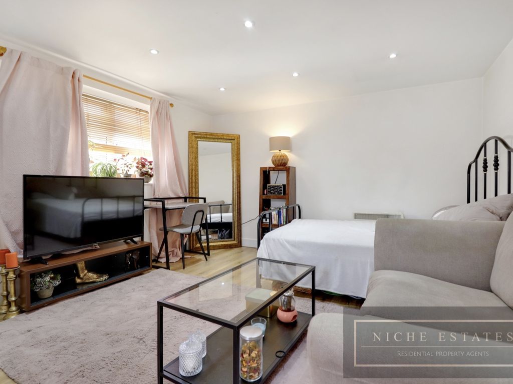Studio to rent in Colin Park Road, London NW9, £1,000 pcm - Zoopla