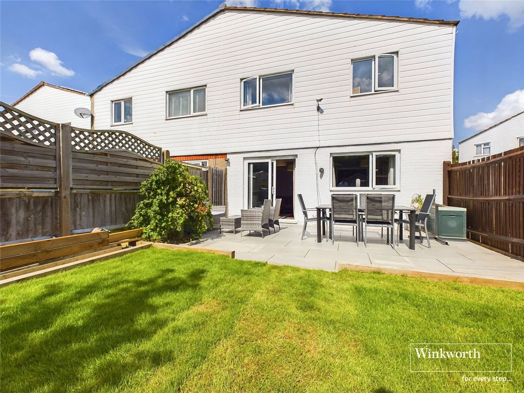 3 bed terraced house to rent in Kingsley Close, Reading, Berkshire RG2