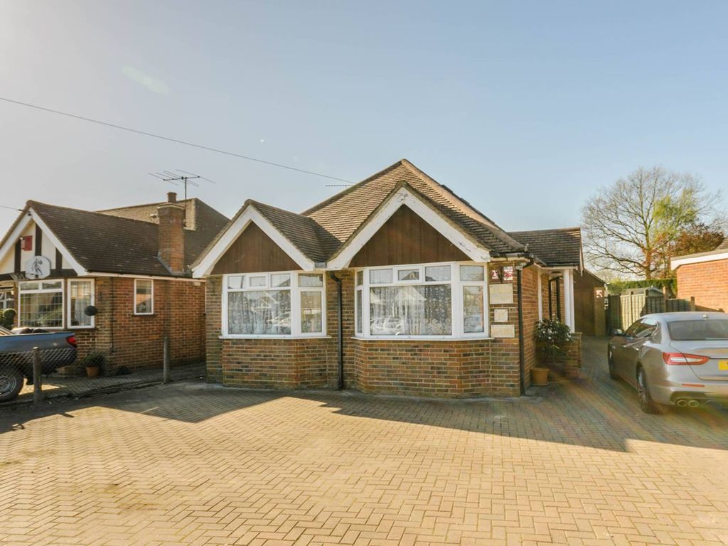 4 bed bungalow to rent in Louis Fields, Fairlands, Guildford GU3 Zoopla