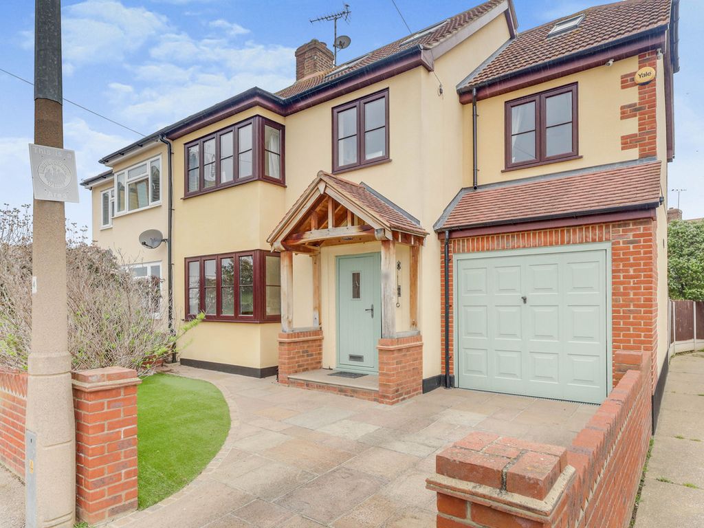 5 bed semidetached house for sale in Lulworth Close, StanfordLeHope
