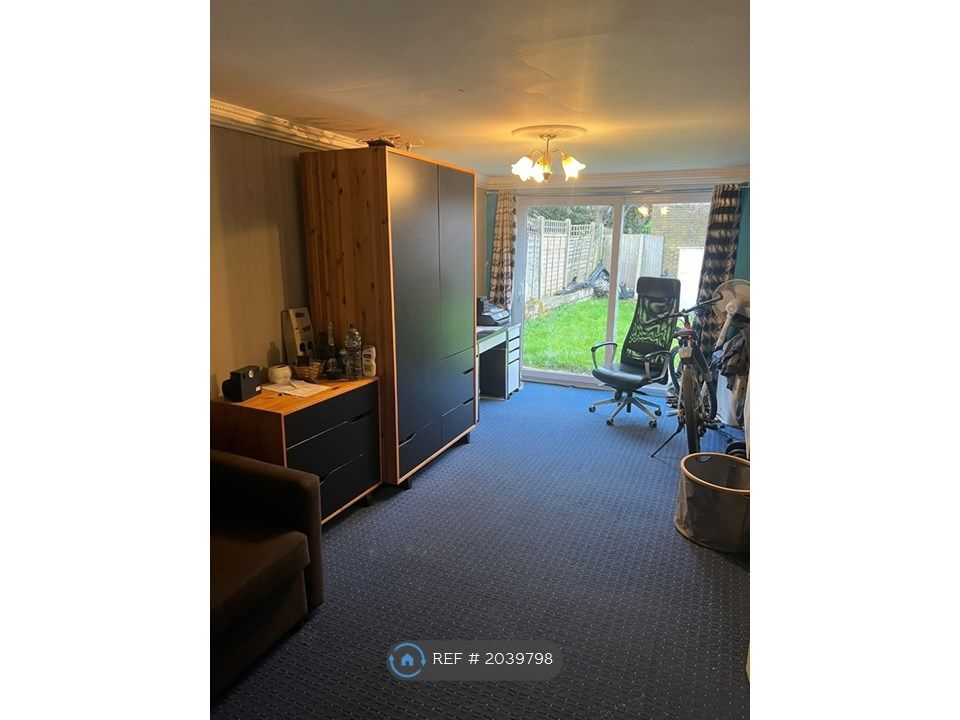 4 bed detached house to rent in Eaglesfield Road, London SE18, £2,850