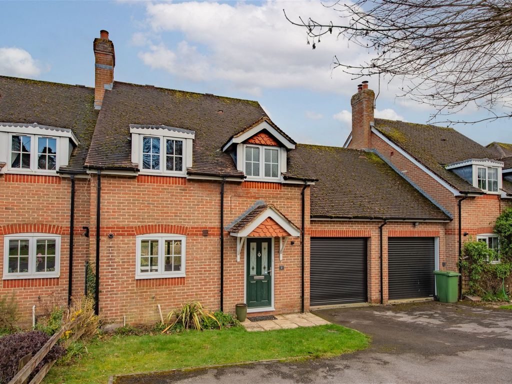 4 bed semidetached house for sale in Oxford Road, Donnington, Newbury