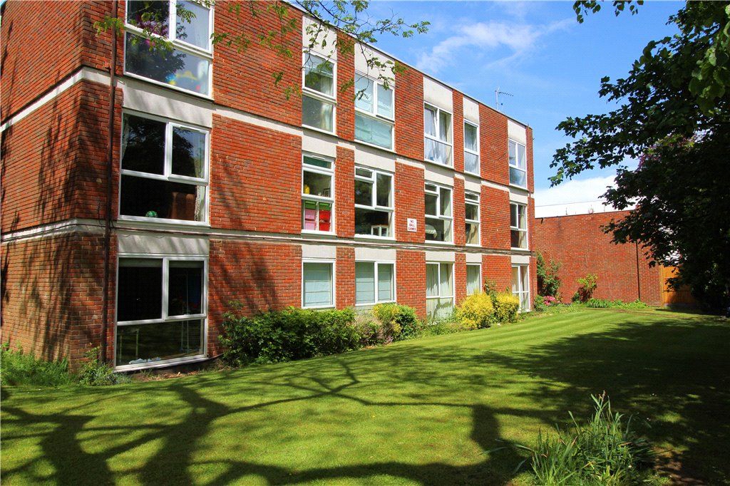 2 bed flat to rent in Fosse Way, West Byfleet, Surrey KT14 Zoopla