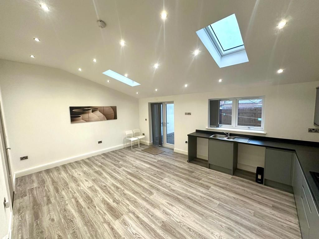 3 bed flat to rent in Greenhill Lane, Alfreton DE55, £1,000 pcm Zoopla