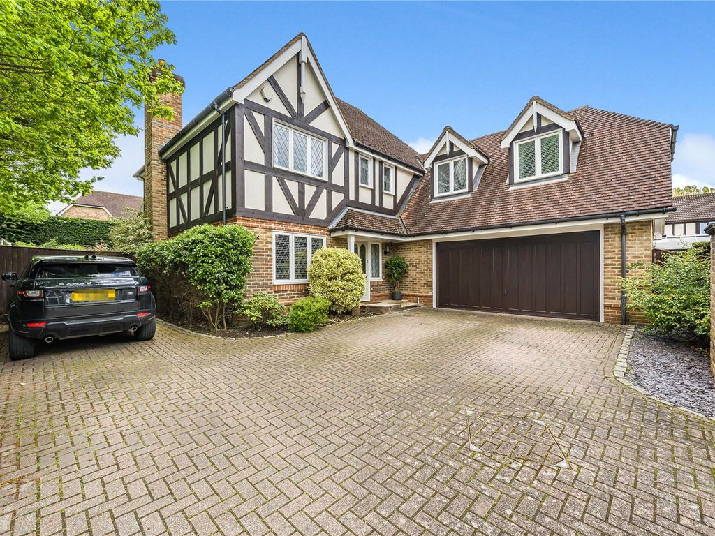 5 bed detached house for sale in Minoru Place, Binfield, Bracknell