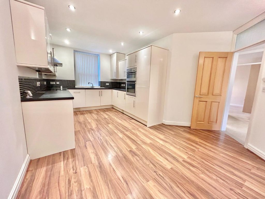 3 bed flat to rent in Manchester Road, Burnley BB11, £850 pcm Zoopla