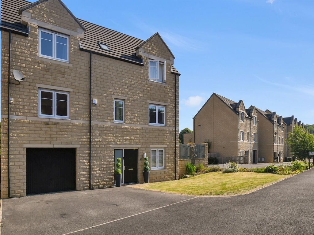 4 bed detached house for sale in Eleanor Close, Bradford, West