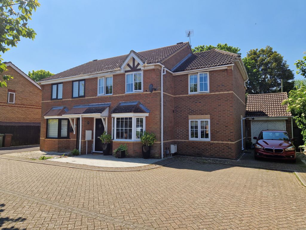 4 bed semidetached house for sale in Cherry Tree Drive, South Ockendon