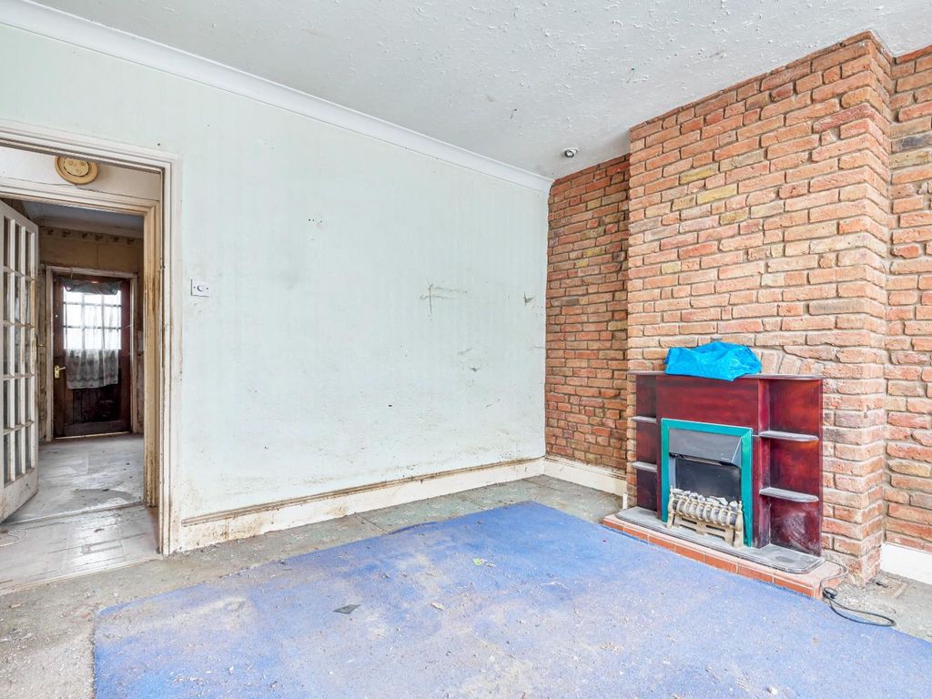 3 bed semidetached house for sale in Douglas Road, Hornchurch RM11, £