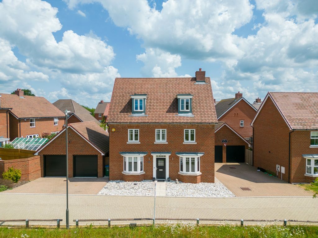 5 bed detached house for sale in Marston Gate, Broughton, Aylesbury