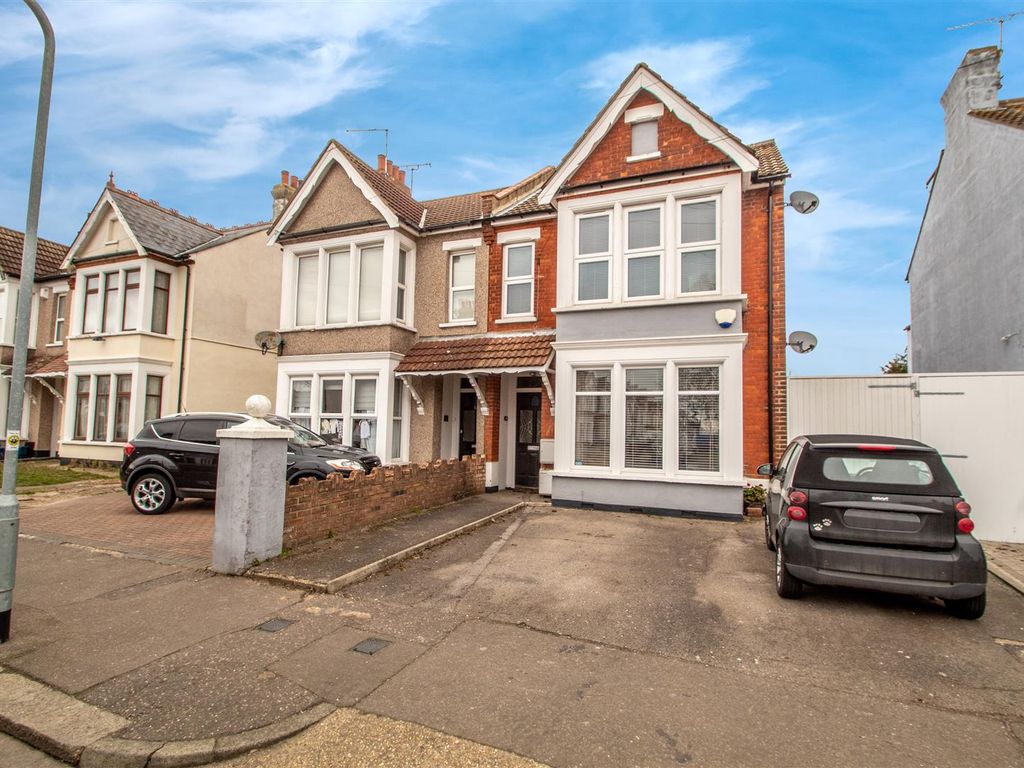 2 bed flat for sale in Ambleside Drive, SouthendOnSea SS1, £240,000