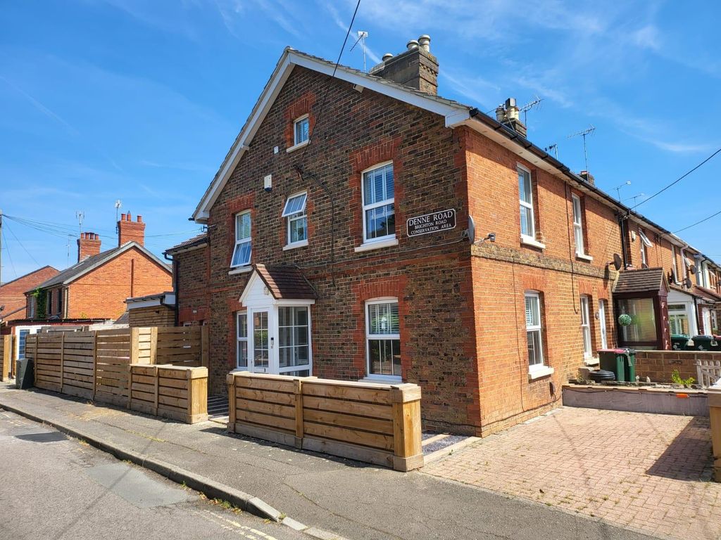 Denne Road, Crawley RH11  