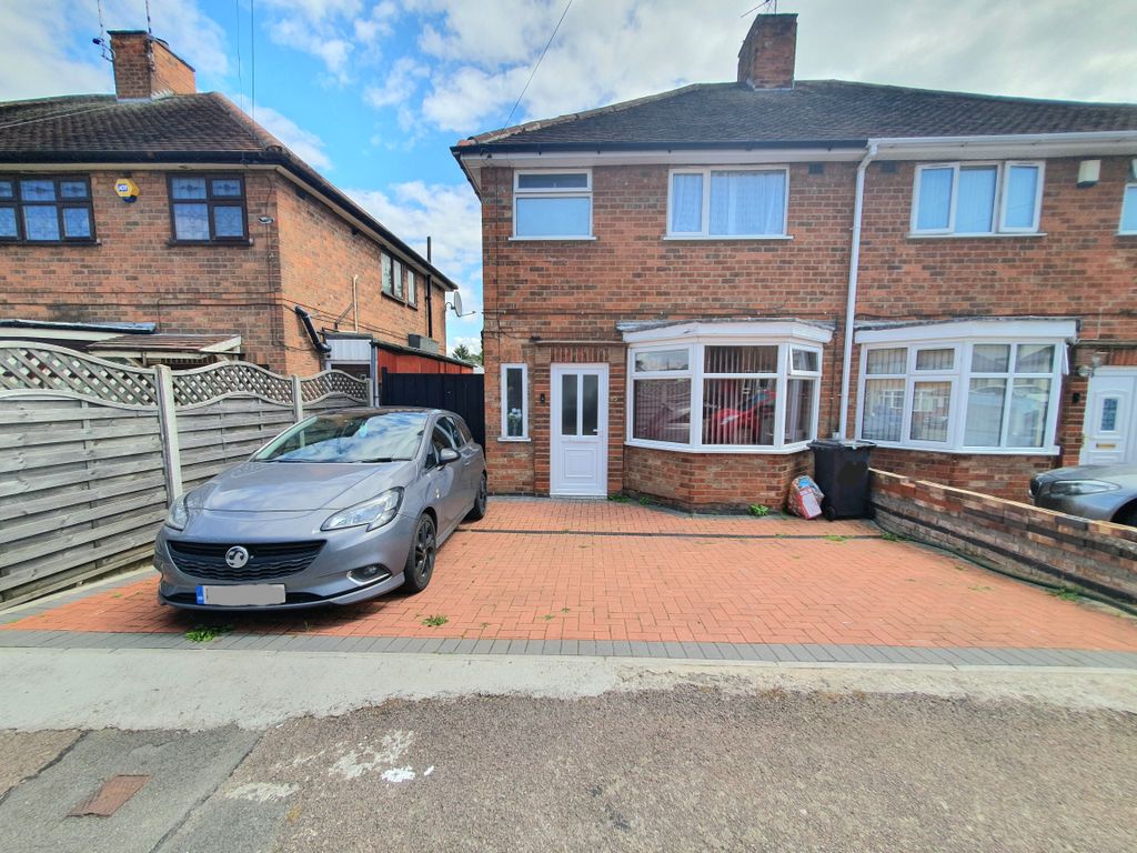 3 bed semidetached house for sale in Averil Road, Leicester LE5, £