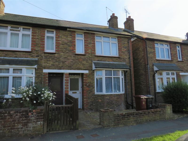 2 bed terraced house to rent in Cambrai Avenue, Chichester PO19, £1,050
