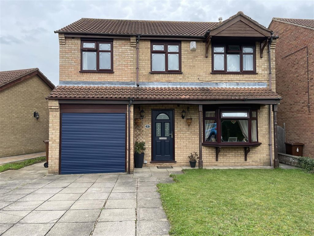 4 bed detached house for sale in Hibaldstow Close, Lincoln LN6, £
