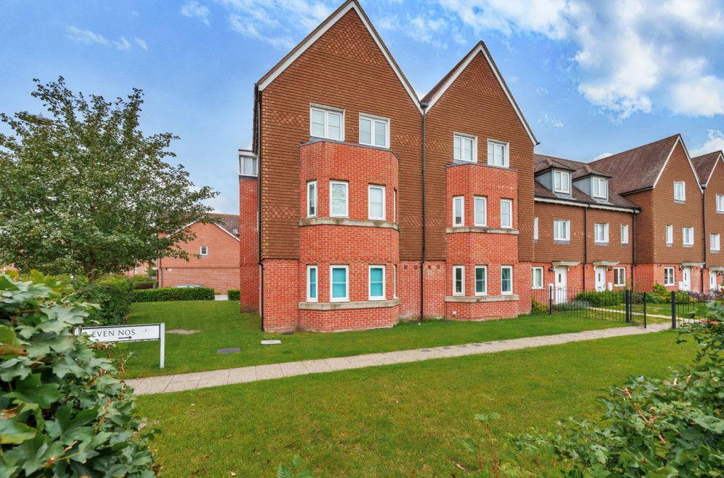 2 bed property for sale in Outfield Crescent, Wokingham, Berkshire RG40