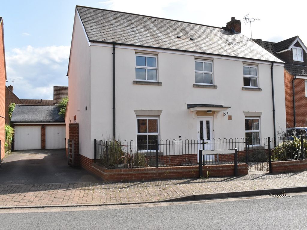 4 bed detached house for sale in Thatcham Road, Walton Cardiff