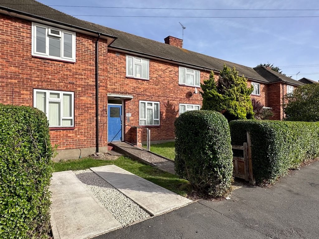 1 bed flat to rent in Petersfield Close, Romford RM3, £1,200 pcm Zoopla