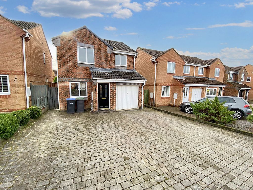 3 bed detached house for sale in Hallgarth, Consett DH8, £180,000 Zoopla