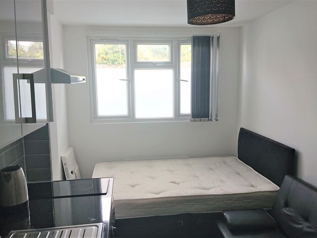 Studio to rent in Lindsey Close, Mitcham CR4, £900 pcm Zoopla