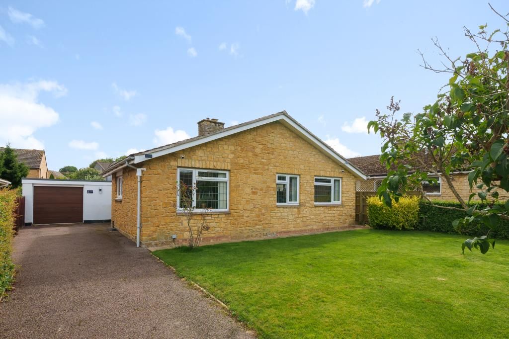 2 bed detached bungalow for sale in Banbury, Northamptonshire OX17, £