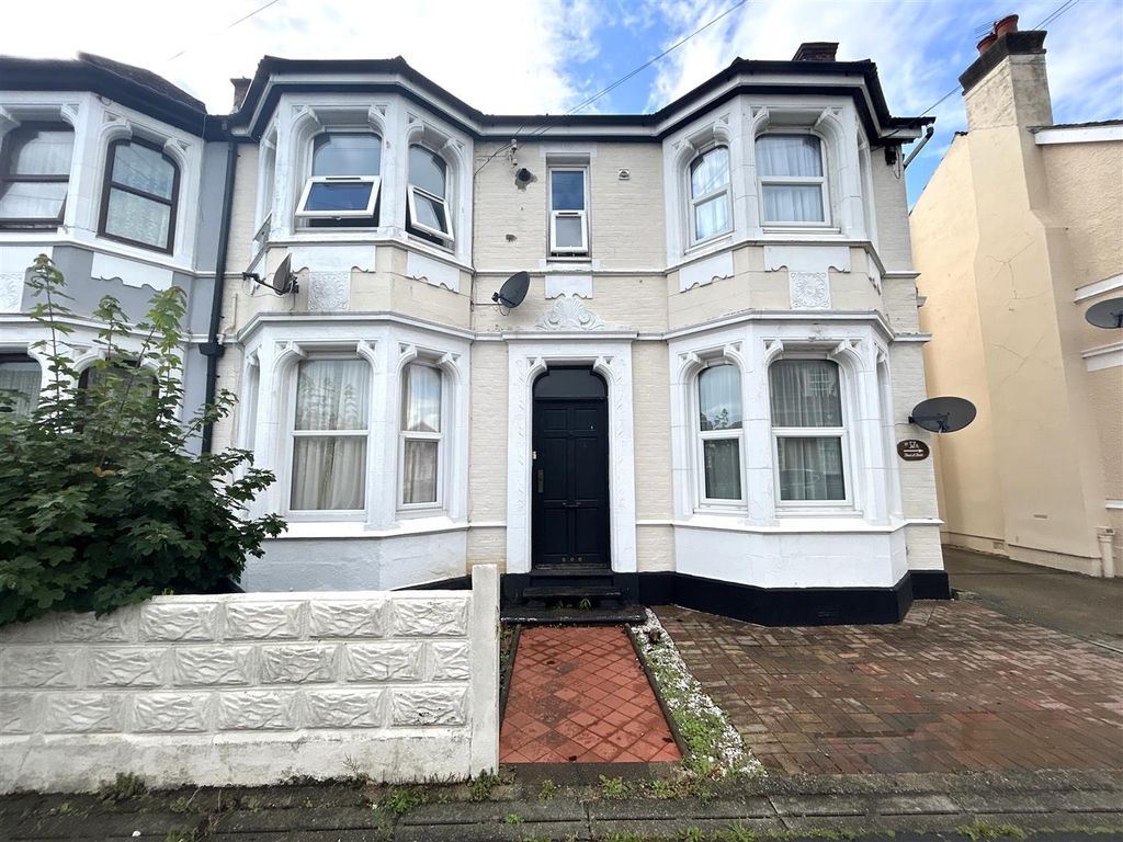 1 bed flat to rent in The Grove, ClactonOnSea CO15, £700 pcm Zoopla