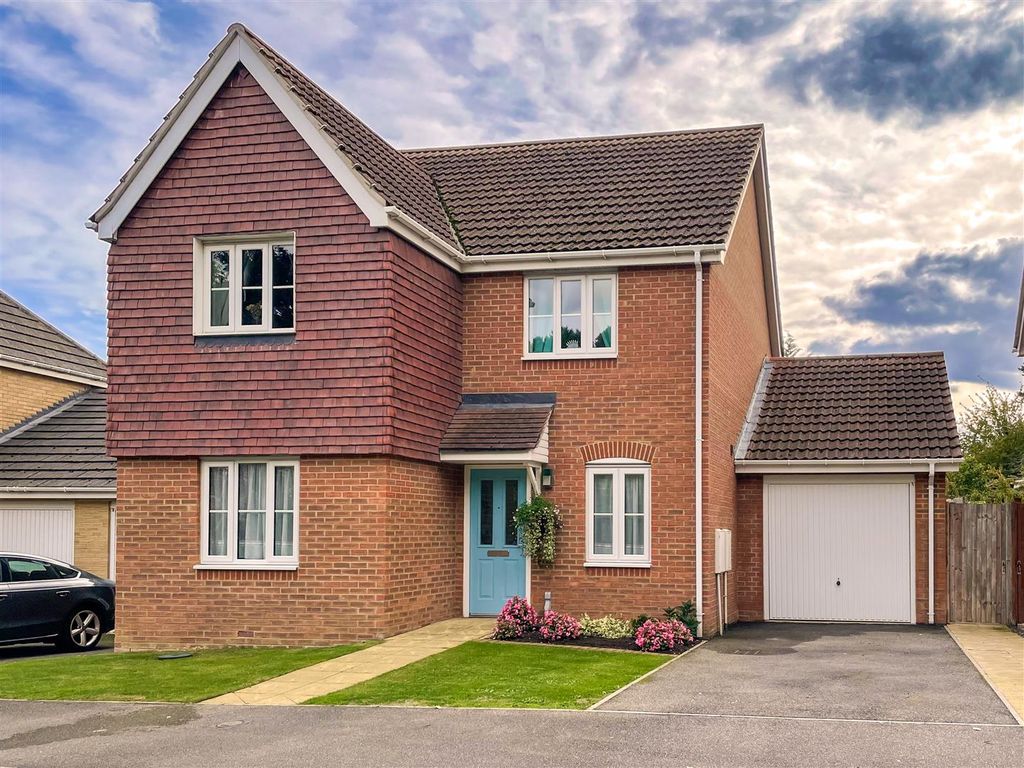 4 bed detached house for sale in Cranford Close, Rainham, Gillingham