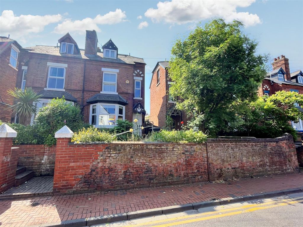 4 bed semidetached house for sale in Derby Road, Stapleford