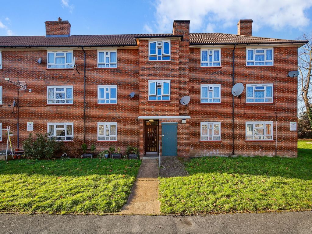 3 bed flat for sale in Gap Road, Poplar Court Gap Road SW19, £400,000