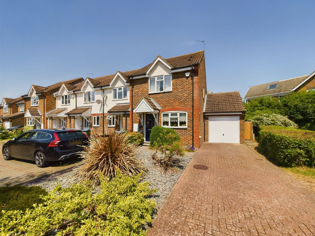 3 bed end terrace house for sale in Bittern Way, Watermead, Aylesbury