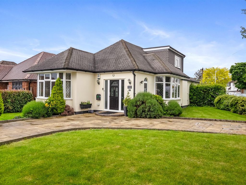 3 bed detached bungalow for sale in Meadow Close, Ruislip HA4, £