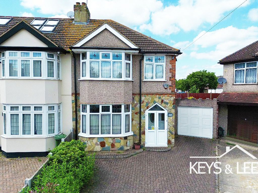 3 bed semidetached house for sale in Heather Glen, Romford RM1, £