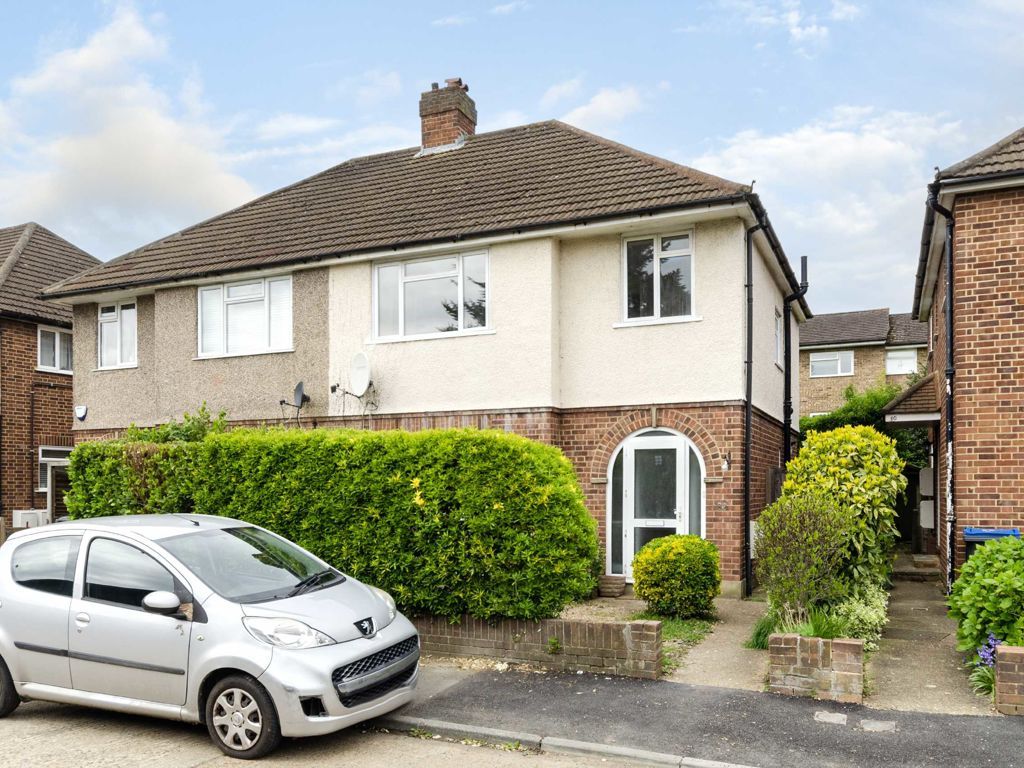 3 bed semidetached house to rent in Verona Drive, Surbiton KT6, £2,395