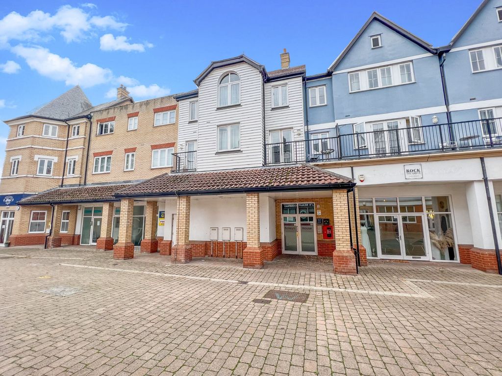 2 bed flat to rent in Boleyn House, Roche Close, Rochford SS4, £995 pcm