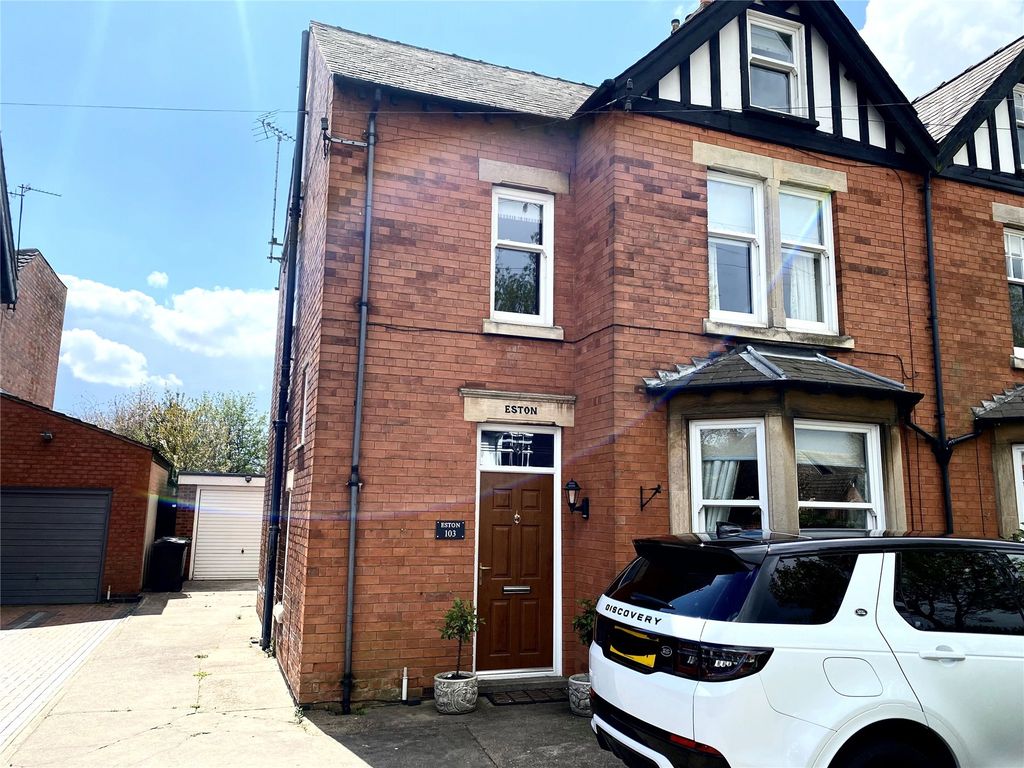 4 bed semidetached house to rent in Barrowby Road, Grantham