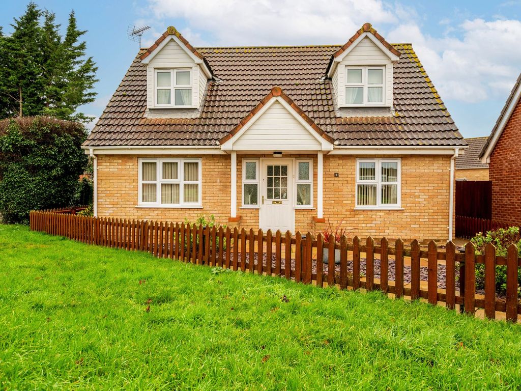 3 bed detached house for sale in Bluebell Close, Watton IP25, £240,000