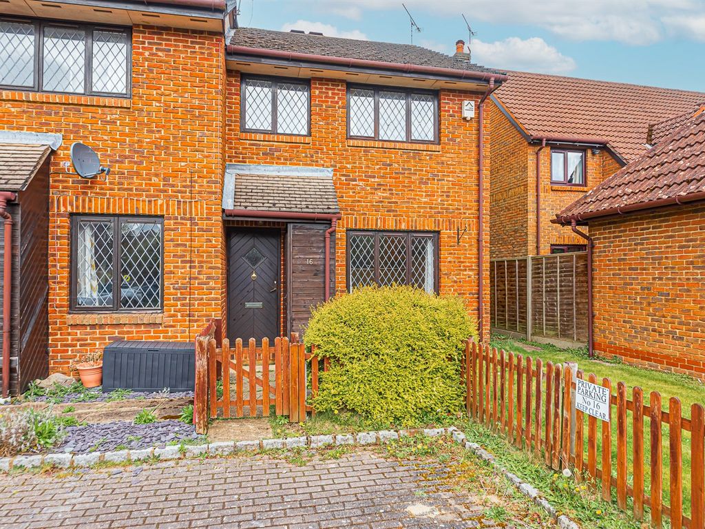 3 bed end terrace house to rent in Otter Close, Crowthorne RG45, £1,495