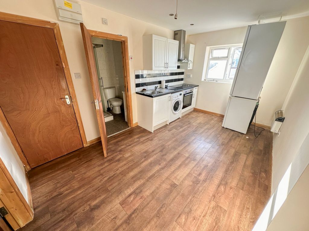1 bed flat to rent in King Edward Road, Waltham Cross EN8, £1,100 pcm