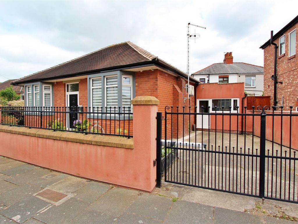 2 bed detached bungalow for sale in Waterfoot Avenue, Blackpool FY3, £