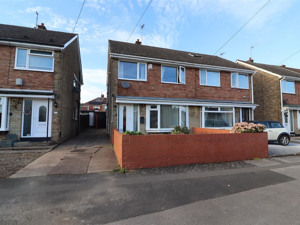 3 bed semidetached house for sale in Brigg Drive, Hessle HU13, £