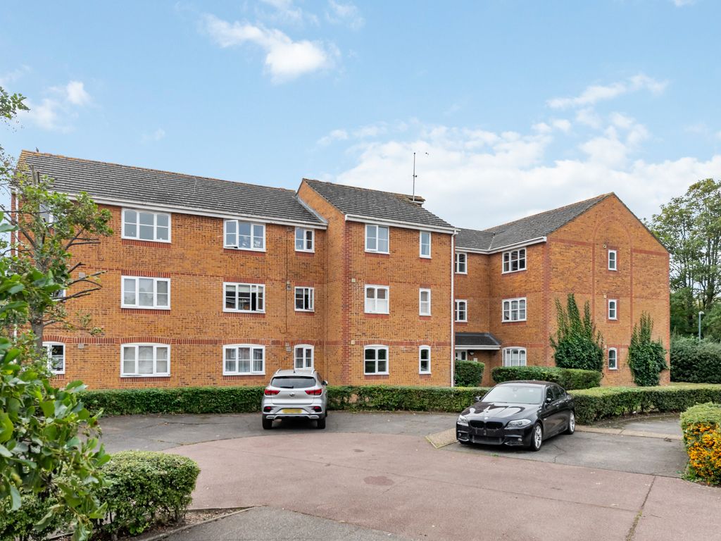 2 bed flat to rent in Mullards Close, Mitcham CR4, £1,650 pcm Zoopla